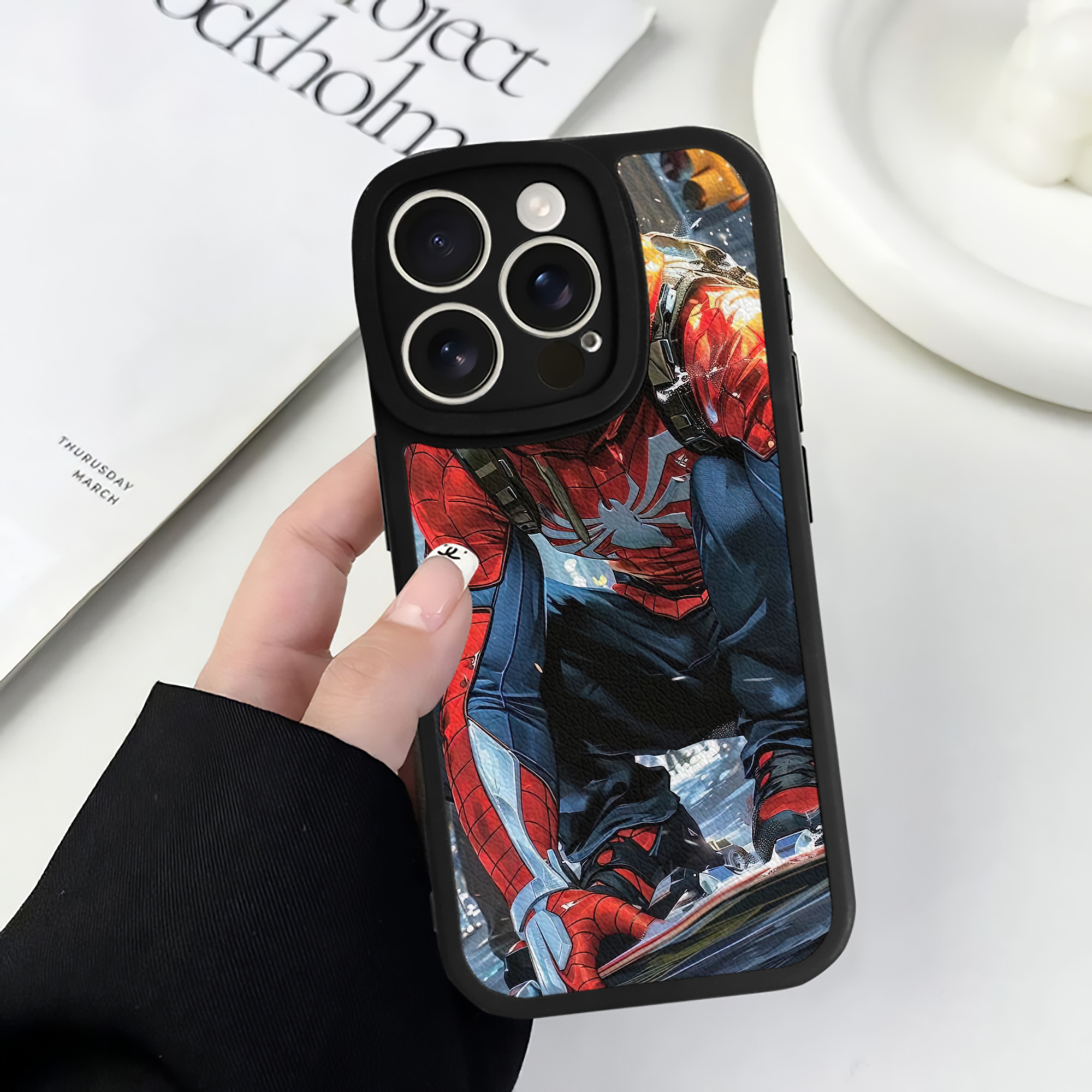 Spider Man スパイダーマン 【iPhone 16シリーズ対応】シリコンスマホケース（レザー調） 材質：シリコン